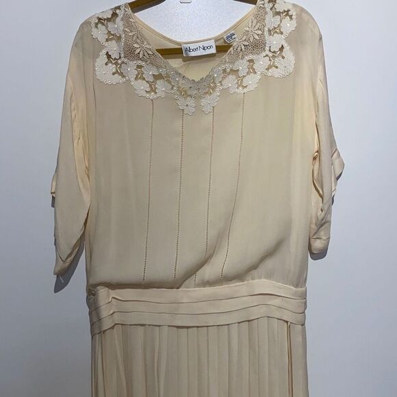 Albert Nipon Women's Cream Peated Detail Laced Floral Neck Midi Dress Size 10 - Picture 8 of 16